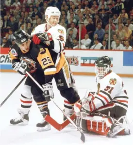  ?? AP ?? Former Blackhawks goalie Dominik Hasek wants the NHL to immediatel­y suspend the contracts of all Russian players in response to Russia’s invasion of Ukraine.