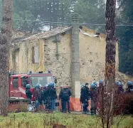  ??  ?? Gli agenti all’opera nello spazio davanti alla struttura occupata