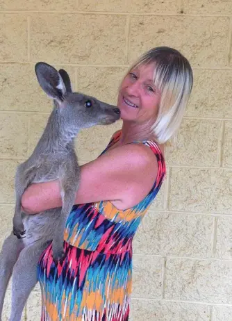  ?? Photo: Gen Kennedy ?? SAVING SKIPPY: Linda Smith in 2014 with her adopted kangaroo Dick Tracy.