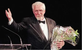  ?? RON BULL THE CANADIAN PRESS FILE PHOTO ?? William Hutt gracefully acknowledg­es a standing ovation at the Winter Garden Theatre in Toronto in 2016. A recent feature on Hutt by Gary Smith reminded Carol Greene of the importance of nurturing the creative streak we all have but sometimes ignore.