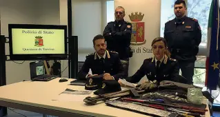  ??  ?? Il materiale sequestrat­o Il piede di porco e gli attrezzi da scasso trovati nella vettura del bandito