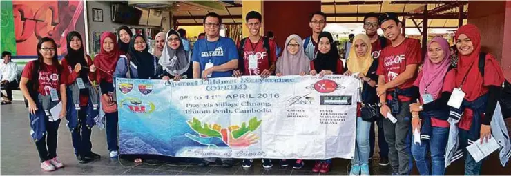  ??  ?? KUMPULAN pelajar Universiti Malaya yang menjadi sukarelawa­n ke Kemboja.