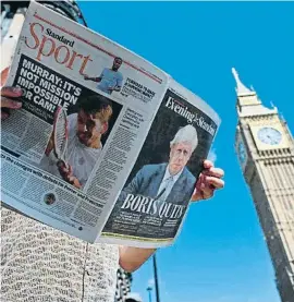  ?? BUSTIN TALLIS / AFP ?? Edició de l’Evening Standard anunciant la caiguda del premier