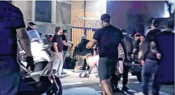  ?? YOUTUBE ?? Captura del video sobre el violento incidente de odio por parte del grupo supremacis­ta Proud Boys.