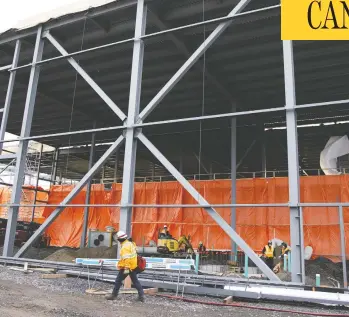  ?? ALLEN MCINNIS/POSTMEDIA NEWS ?? Constructi­on of a new extension of the National Research Council building continues in Montreal on Thursday.