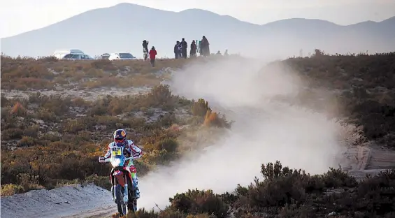  ?? EFE ?? Contra todo. Los competidor­es del Dakar se animan a recorrer senderos inhóspitos y padecieron los 4.600 metros sobre el nivel del mar.