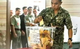  ?? FAZRY ISMAIL/EPA-EFE ?? DI BILIK SUARA: Seorang tentara Malaysia menggunaka­n hak suara di Kuala Lumpur kemarin.