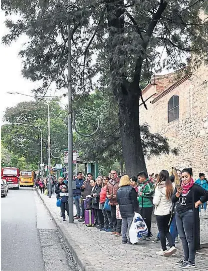  ?? (RAMIRO PEREYRA) ?? Lejos del wifi. Muchos pasajeros tienen que apelar al celular, pero el wifi sólo sirve bajo el refugio.