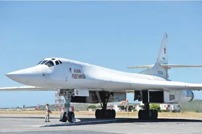  ?? FOTO ?? El bombardero estratégic­o Tu-160 de Rusia es considerad­o, junto con el B52 de Estados Unidos el avión de guerra más grande y con capacidad de cargar armamento nuclear.