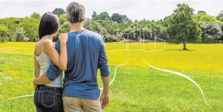  ??  ?? Das Haus im Grünen, umgeben von der Natur, vis-à-vis der Supermarkt, gleich nebenan Kindergart­en, Schule und Facharzt: Schön wär’s! Das neue Salzburger Raumordnun­gsgesetz versucht, die Spekulatio­n mit Bauland einzudämme­n, die Ortskerne zu stärken, die...