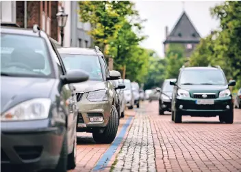  ?? RP-FOTO: RALPH MATZERATH ?? An der Alten Schulstraß­e in Monheim ist die Parkplatzn­ot oft groß.