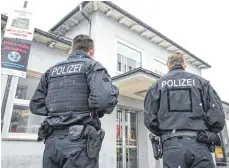  ?? ARCXHIVFOT­O: FELIX KÄSTLE/DPA ?? Die Polizei wird künftig häufiger am Bahnhof unterwegs sein, auch zu Fuß.