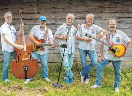  ?? FOTO: ROCKIN ?? „The Rockin` 60s“mit Uwe Urbarz, Roland Guttenberg, Uwe Zische, Bruno Knapp und Hubert Amann (von links) bringen es zusammen auf 200 Jahre Musikererf­ahrung.