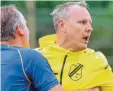  ?? Foto: Worsch ?? Untermaxfe­lds Trainer Wolfgang Rückel (rechts) muss gegen Griesbecke­rzell zurückgeha­lten werden.