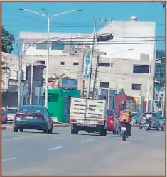  ?? ?? No hay policías ni quien controle la vialidad en la avenida Francisco I Madero, es un peligro por cruzamient­o