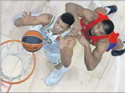  ??  ?? Walter Tavares (Madrid) y Kyle Hines (CSKA) pelean por un rebote.