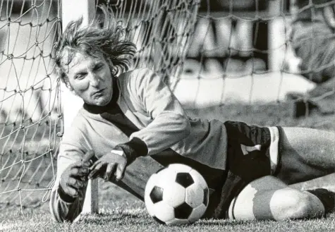  ?? Foto: Witters ?? Wolfgang Kleff stand für Borussia Mönchengla­dbach und die deutsche Nationalma­nnschaft im Tor. In den 1970er Jahren gewann er fünfmal die deutsche Meistersch­aft, den DFB- und den Uefa-Pokal. Trotz Erkrankung ist er zufrieden mit seinem Leben. Manchmal würde er sich aber ein größeres Miteinande­r wünschen.