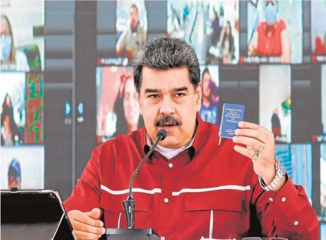  ?? EFE ?? Nicolás Maduro enarbola la Constituci­ón de su país en un mitin celebrado en Caracas