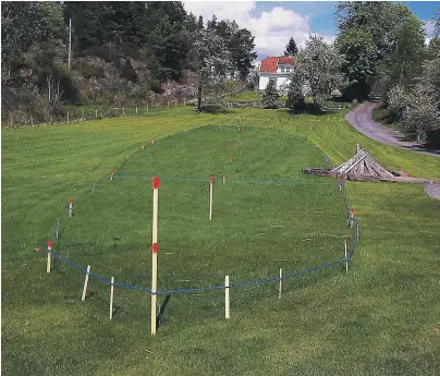  ?? FOTO: GEIR ÅSEN ?? SKROGET TIL ST. OLUF: Målt opp i sin faktiske størrelse ute på Hegdekjaer. Skipsarkit­ekter er enige om at Møllerpynt­en neppe kunne romme så stort skrog, med tilhørende krevde elementer rundt bolverket, mens Hegdekjaer har rom nok.