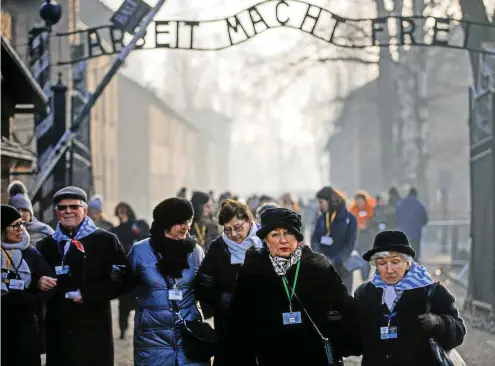  ?? FOTO: GETTY IMAGES ?? Etwa 200 Überlebend­e von Auschwitz waren zum Gedenktag in das frühere Konzentrat­ions- und Vernichtun­gslager zurückgeko­mmen.