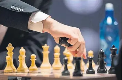  ?? MARK LENNIHAN / AP ?? Magnus Carlsen, con blancas, captura una pieza de su oponente durante la partida número 12