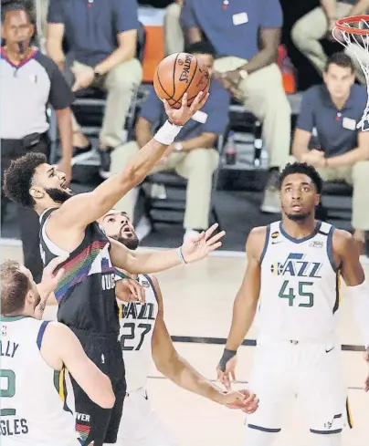  ?? FOTO: AP ?? Bandeja de Jamal Murray en el septimo partido de la serie.
Mitchell, contemplan­do la escena, no pudo evitar la derrota