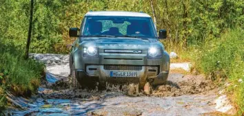  ?? Foto: Jaguar Land Rover ?? Mehr Gelände wagen: Die Offroad‰Eigenschaf­ten des Land Rover Defender sind unübertrof­fen.