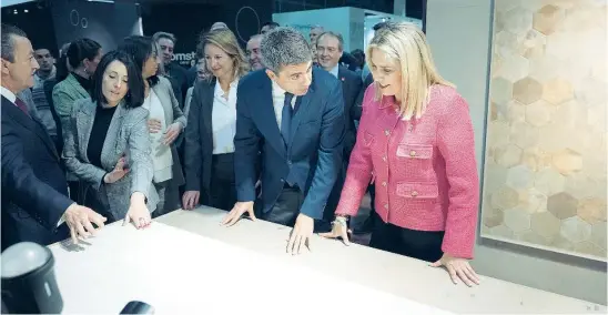  ?? LA RAZÓN ?? El presidente de la Generalita­t valenciana, Carlos Mazón, y la presidenta de la Diputación de Castellón, ayer en Cevisama