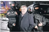  ?? FOTO: R. MICHAEL/DPA ?? Minister Herbert Reul während eines Polizeiein­satztes am Kölner Dom um Weihnachte­n und Neujahr.