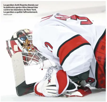  ?? PHOTO AFP ?? Le gardien Antti Raanta étendu sur la patinoire après s’être blessé hier contre les Islanders de New York. Le gardien a quitté l’affronteme­nt.