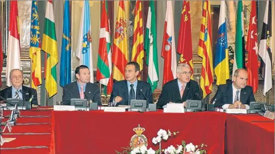  ?? J.J. GUILLÉN / EFE ?? Tretze anys enrere. La primera conferènci­a es va celebrar el 28 d’octubre del 2004, impulsada pel llavors president del Govern espanyol, José Luis Rodríguez Zapatero, flanquejat per Maragall, Ibarretxe, Chaves i Fraga a la imatge