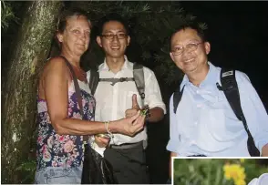  ??  ?? Left: Found it! At the 2016 Leap Day Event, Mandy Huckle, flanked by Zi- Lie Chan and Bern Sia, claiming ‘ FTF’. — Steven Timmermans­Below: Example of a geocache. — Geocaching Malaysia