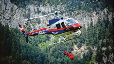  ?? Foto: Zoom.Tirol, dpa ?? Die Leichen der Verunglück­ten werden per Hubschraub­er zu Tal transporti­ert.