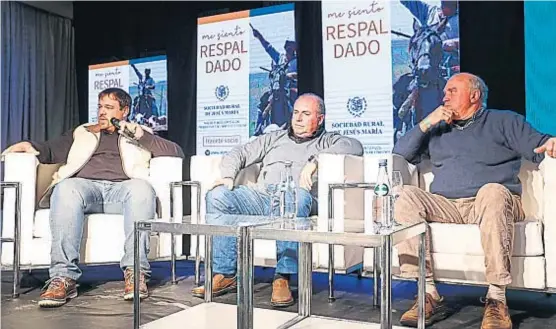  ?? (LA VOZ) ?? Testimonio­s. Los productore­s Hugo Coffaneli, Richard Reciale y Horario Valdez, durante su participac­ión en la Jornada Córdoba Ganadera.