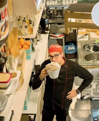  ??  ?? Sotto la media Alla «Latteria &amp;co.» di viaSavona (a sinistra) l’espresso al bancone costa 0,9 euro, quindi sotto la media cittadina. Il prezzo più basso in città viene applicato a «Il caffè del mio bar» di via Gonzaga, a due passi dal Duomo: la scelta politica è tenere fermo il costo a 0,5 euro