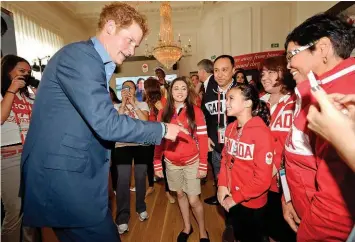  ?? FIONA HANSON, THE ASSOCIATED PRESS ?? Prince Harry chats with the Moors family while visiting Canada Olympic House during the 2012 Olympic Games in London.