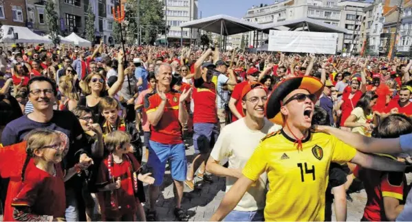  ?? BILD: SN/APA/AFP ?? Die belgischen Fans haben den „Roten Teufeln“einen begeistern­den Empfang in Brüssel bereitet. Belgien wurde WM-Dritter.