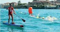  ?? ?? In acqua Michele Lamberti, a sinistra (foto Federnuoto), ha chiuso con un undicesimo posto il primo Mondiale; a destra, l’ultima Swimtheisl­and che oggi torna in scena