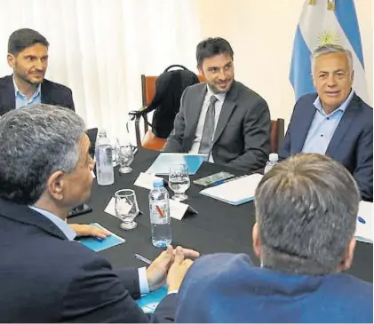  ?? ?? Sorprendid­os. Los gobernador­es Pullaro, Torres y Cornejo, en una reunión con pares, el año pasado.