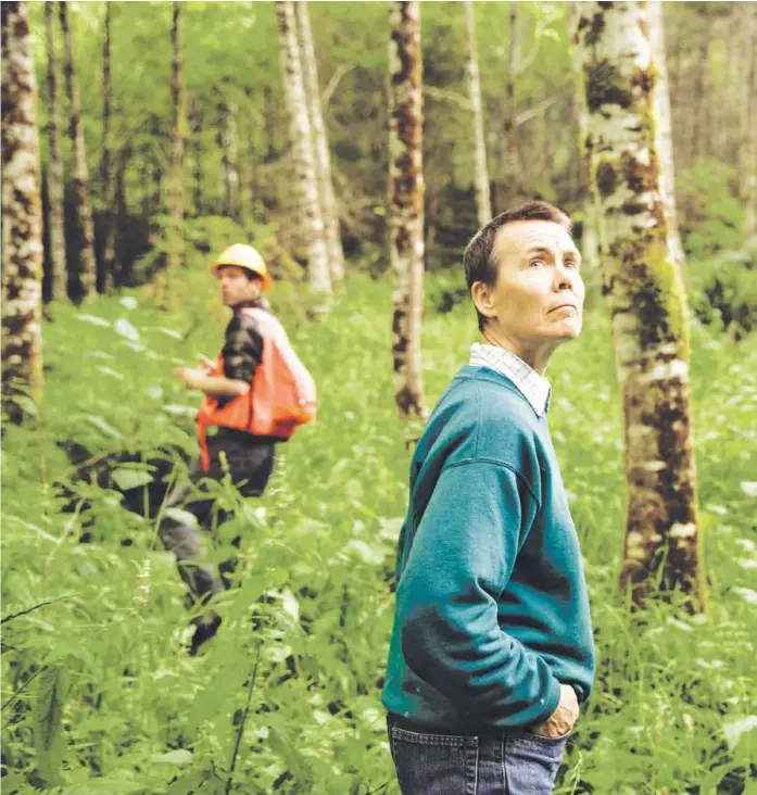  ?? (Leah Nash / The New York Times) ?? Eva Lonnquist Examina árboles en su propiedad con Logan Sander, un consultor forestal, en su propiedad de bosques de propiedad familiar, cerca de Portland, Ore., 24 de junio de 2016.