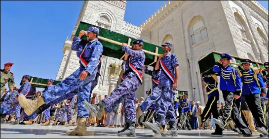  ??  ?? جنازة جماعية في صنعاء لمقاتلين حوثيين سقطوا في معارك مأرب