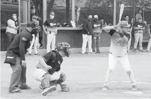  ?? EFRÉN GARCÍA ?? Juan Pablo Córdova en turno al bat con el equipo de Tacos El Zurdo.