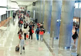  ??  ?? Las aerolíneas trabajan para ajustar sus sistemas y operación.