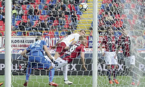  ??  ?? Prodezza Nella foto in alto, lo stacco di testa con cui Edin Dzeko ha bruciato la difesa del Bologna e realizzato l’1-1 per la Roma