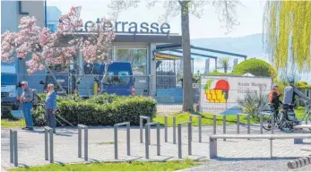  ?? FOTO: ANDY HEINRICH ?? „Unser Ort und das Örtchen“: Eine Langenarge­ner Gruppe will nicht auf einer Toilette zwischen dem Fußweg beim Spielplatz und dem Hotel „Seeterrass­e“müssen, sondern lieber auf ein WC zum Beispiel in einem renovierte­n Kiosk können.