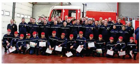  ??  ?? Une nouvelle distinctio­n, une médaille d’argent pour 10 ans d’engagement en tant que pompiers volontaire­s a été remise à une quinzaine de sapeurs conchois.