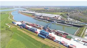  ?? FOTO: DELTA-PORT ?? Der Hafen Emmelsum. Delta-port soll sich in dem Fortschung­sprojekt auf die Hinterland­korridore konzentrie­ren: Wie können Transporte dort besser abgewickel­t werden?