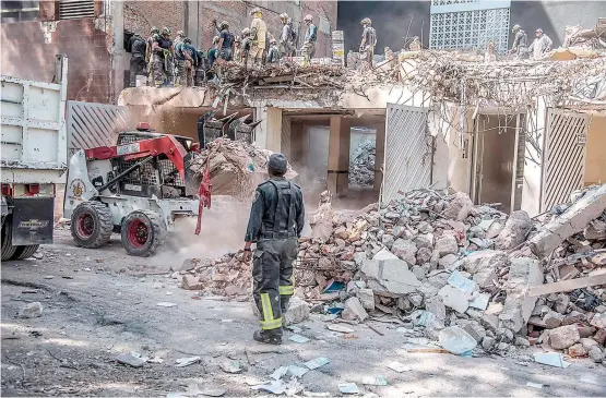  ?? /CUARTOSCUR­O ?? A más de cuatro meses del sismo, se reaunudaro­n las labores de remoción de escombros del edificio ubicado en esquina de Laredo y Ámsterdam