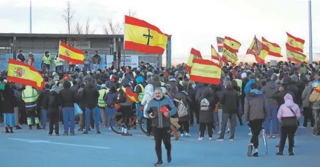  ?? // TANIA SIEIRA ?? Varios cientos de transporti­stas acudieron ayer a la convocator­ia de las plataforma­s en la explanada del Cívitas Metropolit­ano, en Madrid