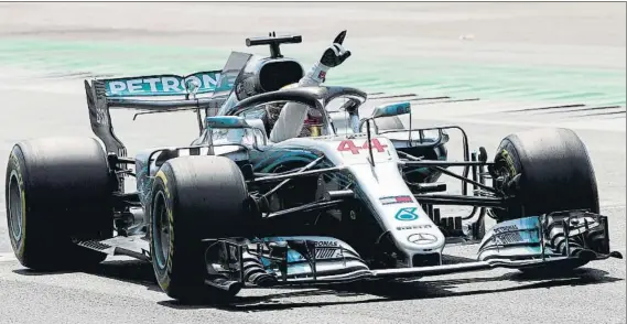  ?? FOTO: EFE ?? El británico de Mercedes Lewis Hamilton celebra la pole lograda ayer en el GP de Gran Bretaña que consiguió gracias a una gran última vuelta con la que superó a Sebastian Vettel